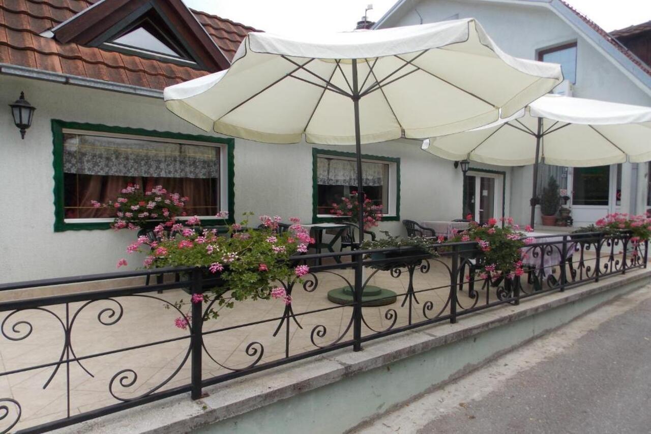 B&B Villa Evandjelina Sremska Kamenica Buitenkant foto