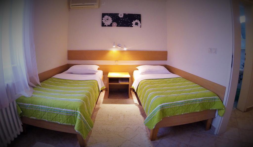 B&B Villa Evandjelina Sremska Kamenica Buitenkant foto
